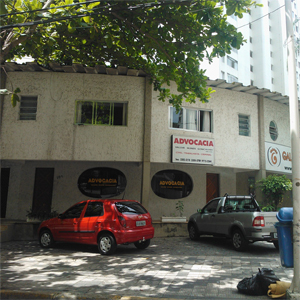 A praiana fachada do escritório de Guarujá/SP evidencia as áreas de atuação da banca.